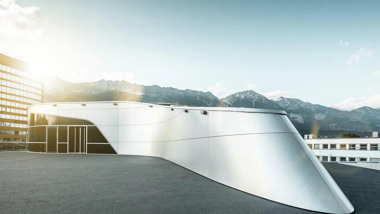 Die PREFABOND Aluminium Verbundplatten - Fassade sorgt für ein modernes, futuristisches Aussehen eines Gebäudes in Innsbruck.