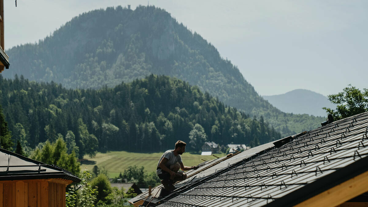 Spengler erledigt Dacharbeiten beim Haus Hackerfeld in Bad Aussee