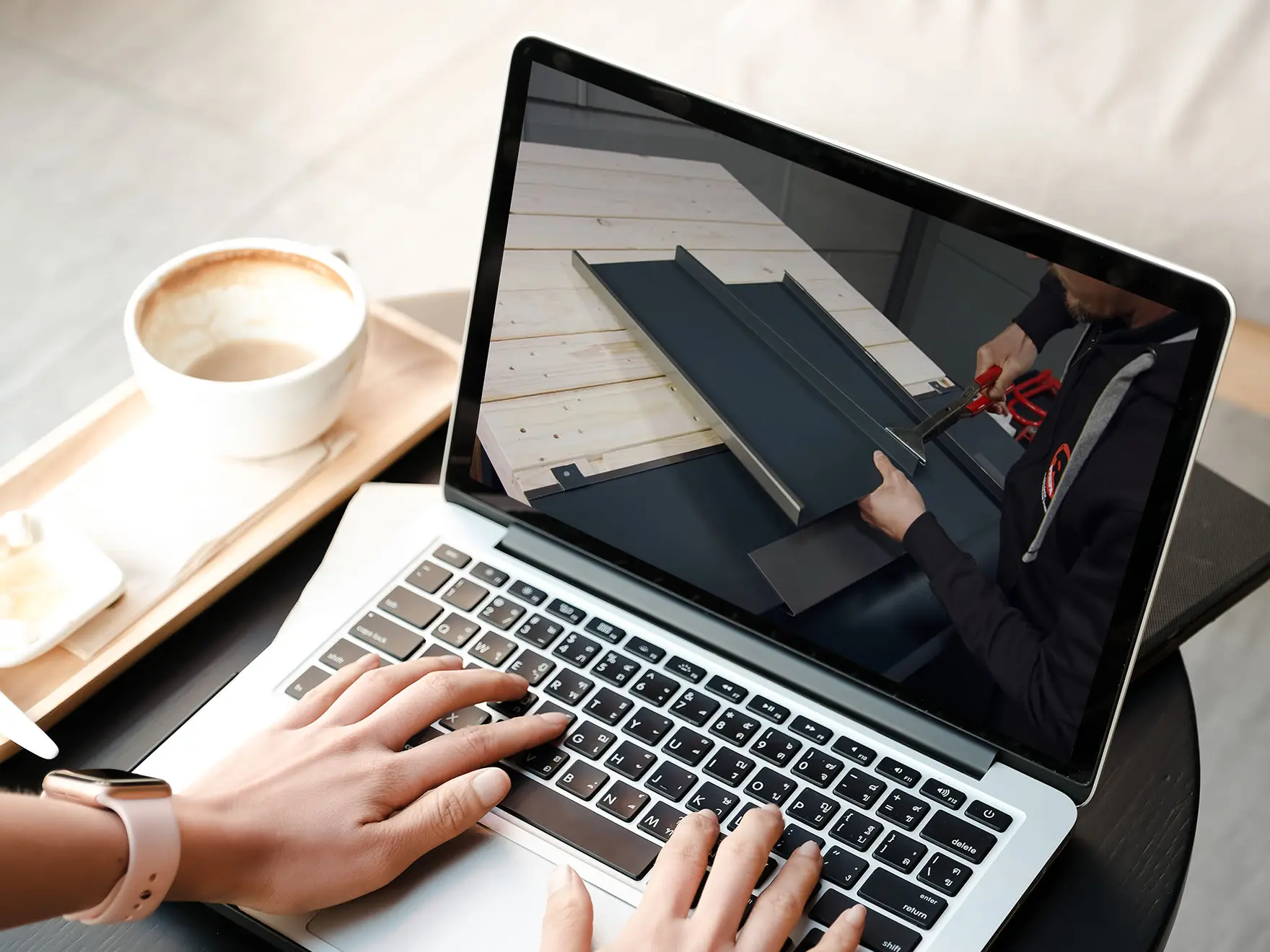 Bild vom Laptop mit digitalen Schulungsvideos