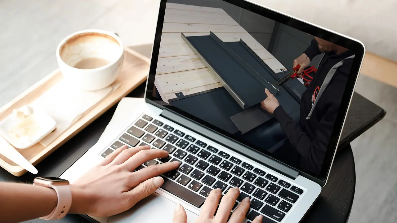 Bild vom Laptop mit digitalen Schulungsvideos