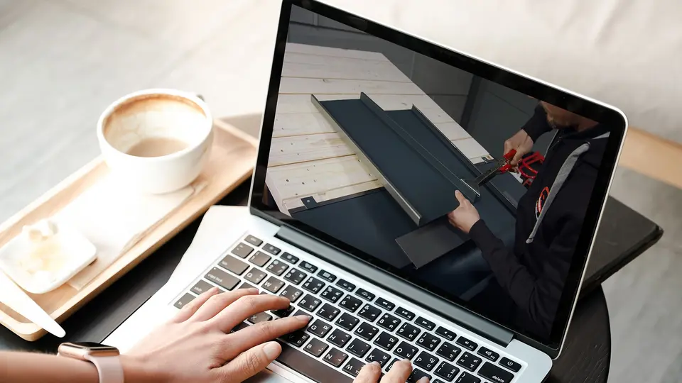 Bild vom Laptop mit digitalen Schulungsvideos