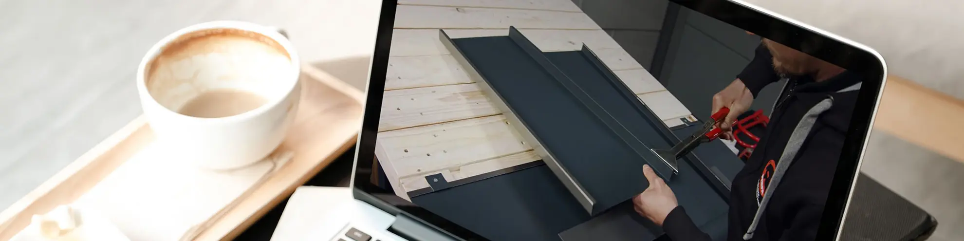 Bild vom Laptop mit digitalen Schulungsvideos