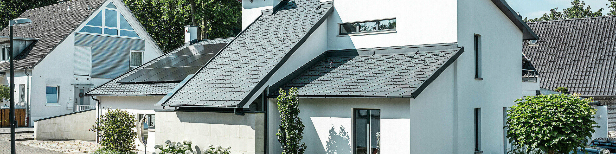 Ein PREFA Komplettsystem aus Aluminium verkleidet die außergewöhnliche Dachlandschaft eines Einfamilienhauses in Dortmund