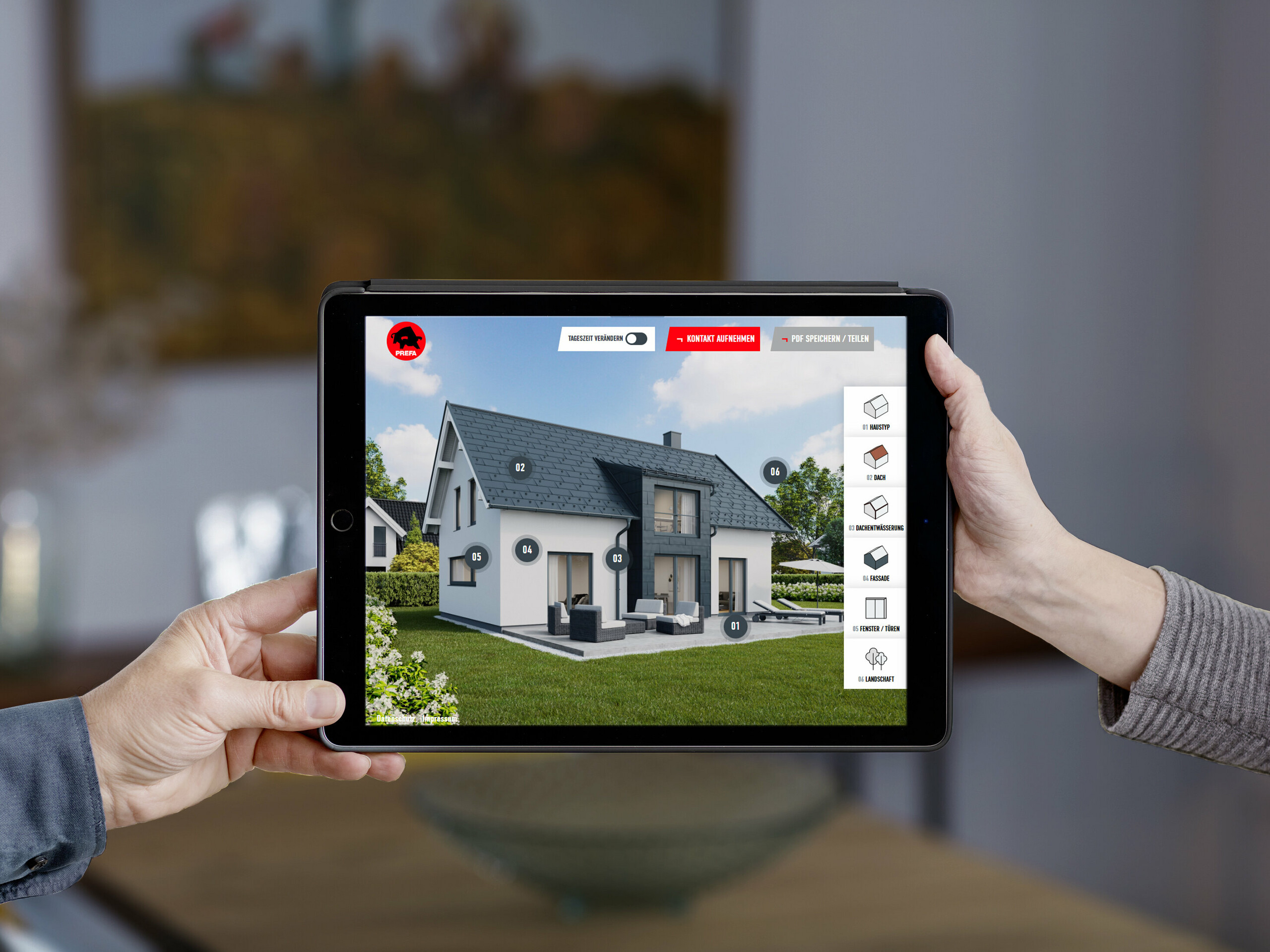 Zwei Hände halten ein Tablet. Auf dem Tablet ist die Seite des PREFA Dach- und Fassadenkonfigurators geöffnet.