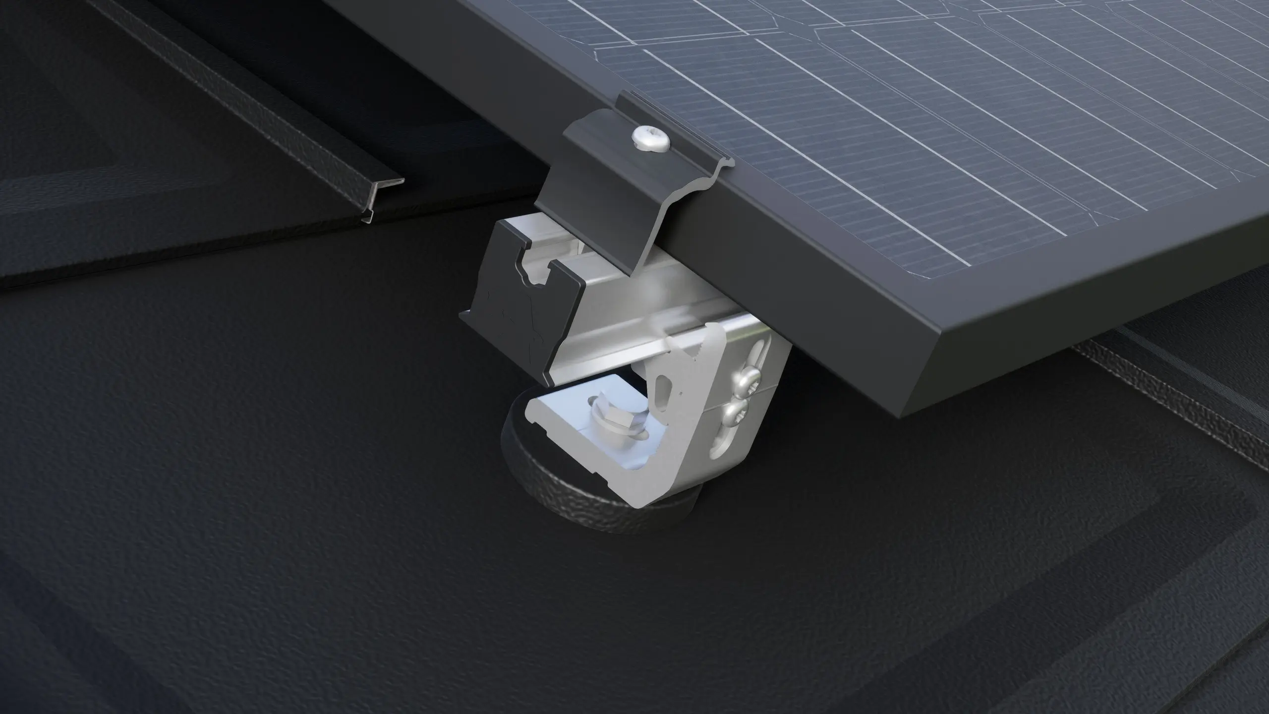 Nahaufnahme des PREVARIO 3.S Solarhalters, montiert auf einem dunklen PREFA Dach, welcher die Profilschiene trägt. Das Solarmodul wurde mit der PREVARIO Endklemme auf der Profilschiene befestigt. 