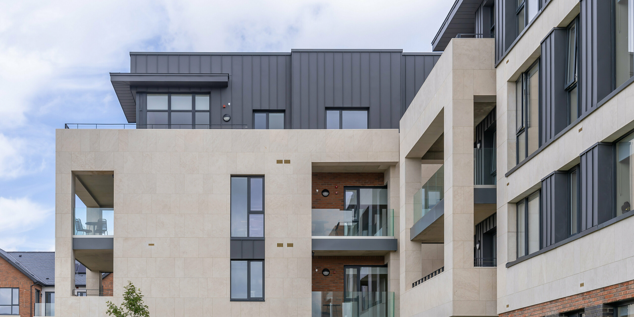 In Mount Merrion im Süden von Dublin steht der Gebäudekomplex von Oatlands Manor. Der Außenbereich der Gebäude ist mit einer Aluminiumhülle von PREFA verkleidet worden.