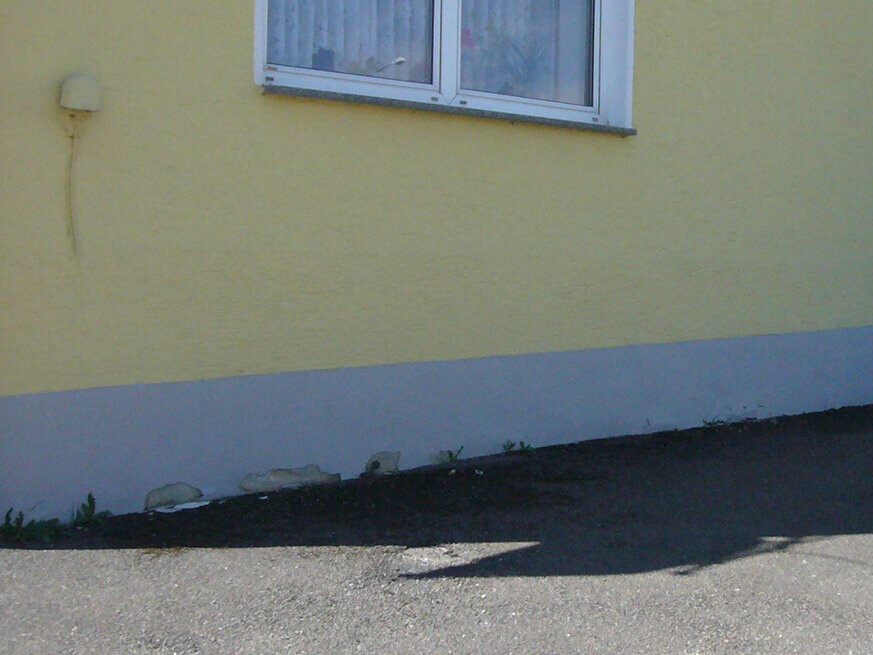 Aufgrund der ausgebrochenen am Fassadensockel wird das Haus mit PREFA saniert.