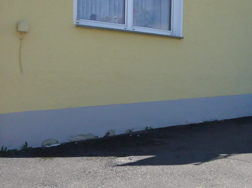 Aufgrund der ausgebrochenen am Fassadensockel wird das Haus mit PREFA saniert.