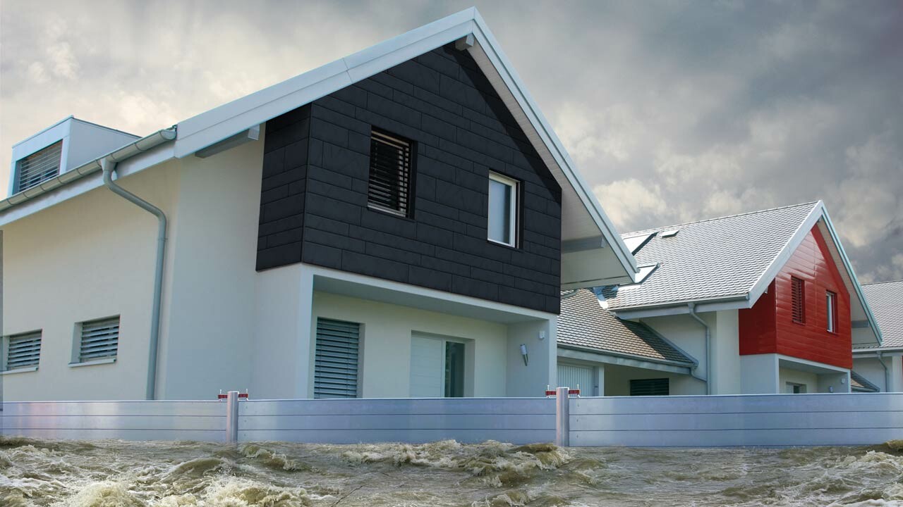 Zwei Häuser werden durch den PREFA Hochwasserschutz geschützt, ganz einfach Hochwasserschäden vorbeugen