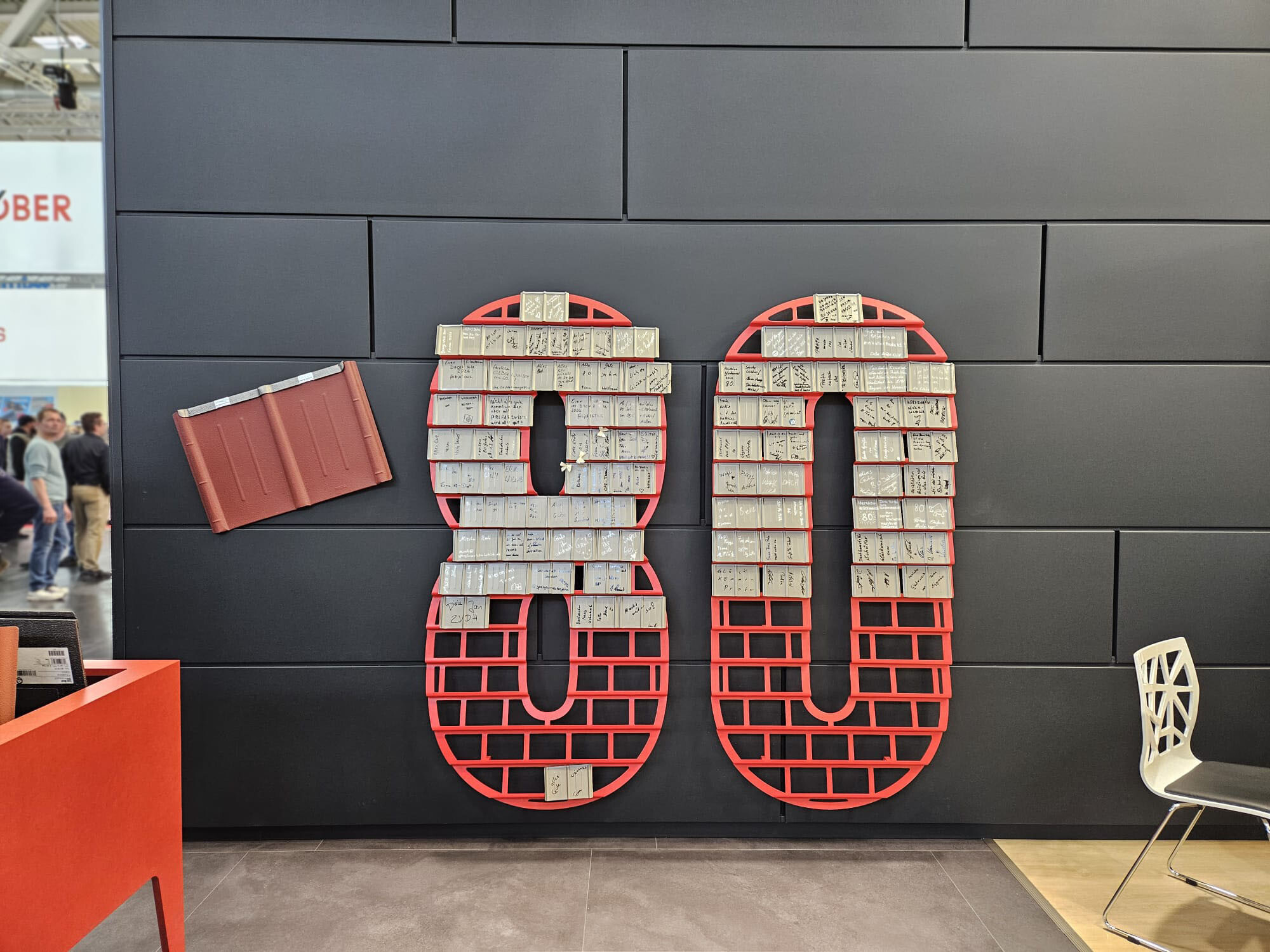 Die PREFA Dachplatte feiert 80-jähriges Bestehen. Wir wollen uns bei euch bedanken. Werdet Teil der PREFA Erfolgsgeschichte und verewigt euch auf dem PREFA Messetand in Köln. 