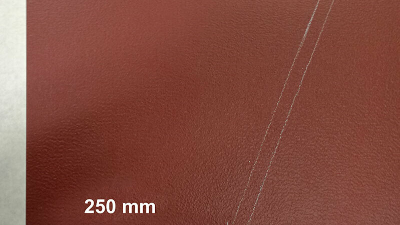 Schritt 2 der Ausführung der Schindelimitation - markierte Buglinien auf oxydrotem Aluminium-Material