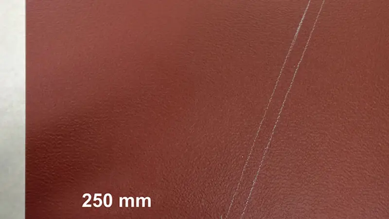 Schritt 2 der Ausführung der Schindelimitation - markierte Buglinien auf oxydrotem Aluminium-Material