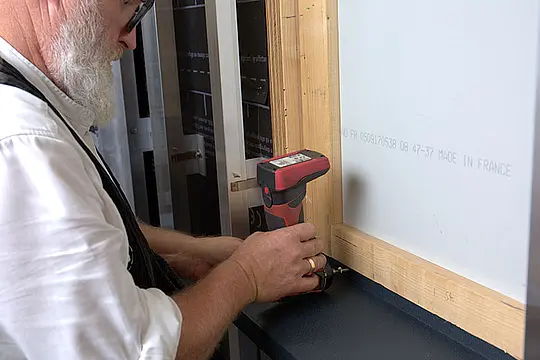 Aluminium-Fensterbank wird unterseitig an Holz-Unterkonstruktion des Fensters in die Profilnut eingesteckt und befestigt.