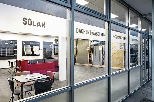 Blick durch die Fensterscheiben des PREFA Schauraums in München. 