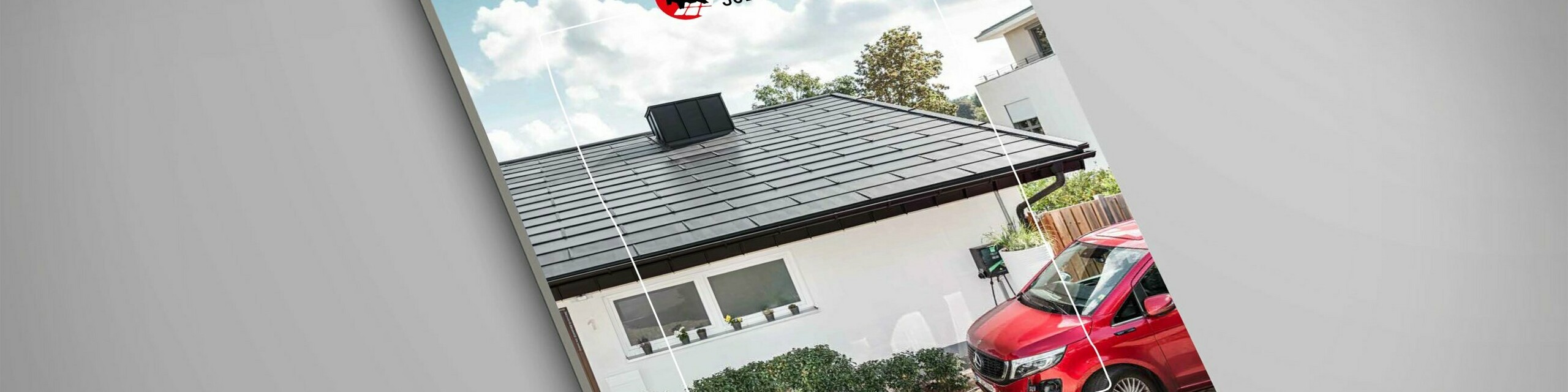 Ein PREFA Prospekt mit dem Titel „Ratgeber Photovoltaik” und dem auffälligen Logo von PREFA Solar. Auf dem Cover ist ein modernes Haus abgebildet. In der Einfahrt steht ein rotes E-Auto, welches mit der Ladestation des Hauses verbunden ist.