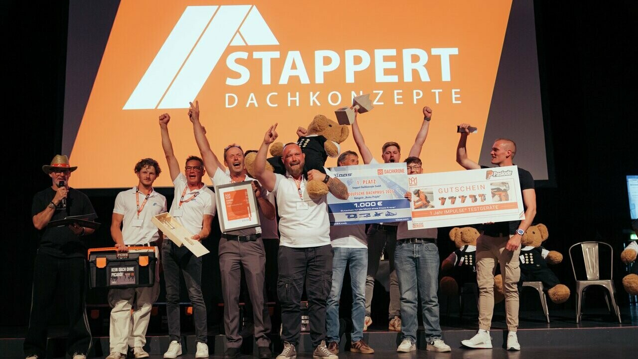 Großer Jubel auf der Bühne: Das Team von STAPPERT DACHKONZEPTE gewinnt bei der Dachkrone 2025 den ersten Platz in der Kategorie „Bestes Projekt“. Überreicht wurden neben der hölzernen Trophäe auch ein Scheck für 1.000 €, eine Testgeräte-Flatrate und eine Urkunde.