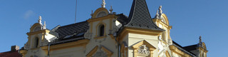 Dach eines historischen Hauses nach der Sanierung mit PREFA Dachrauten und Prefalz in Anthrazit