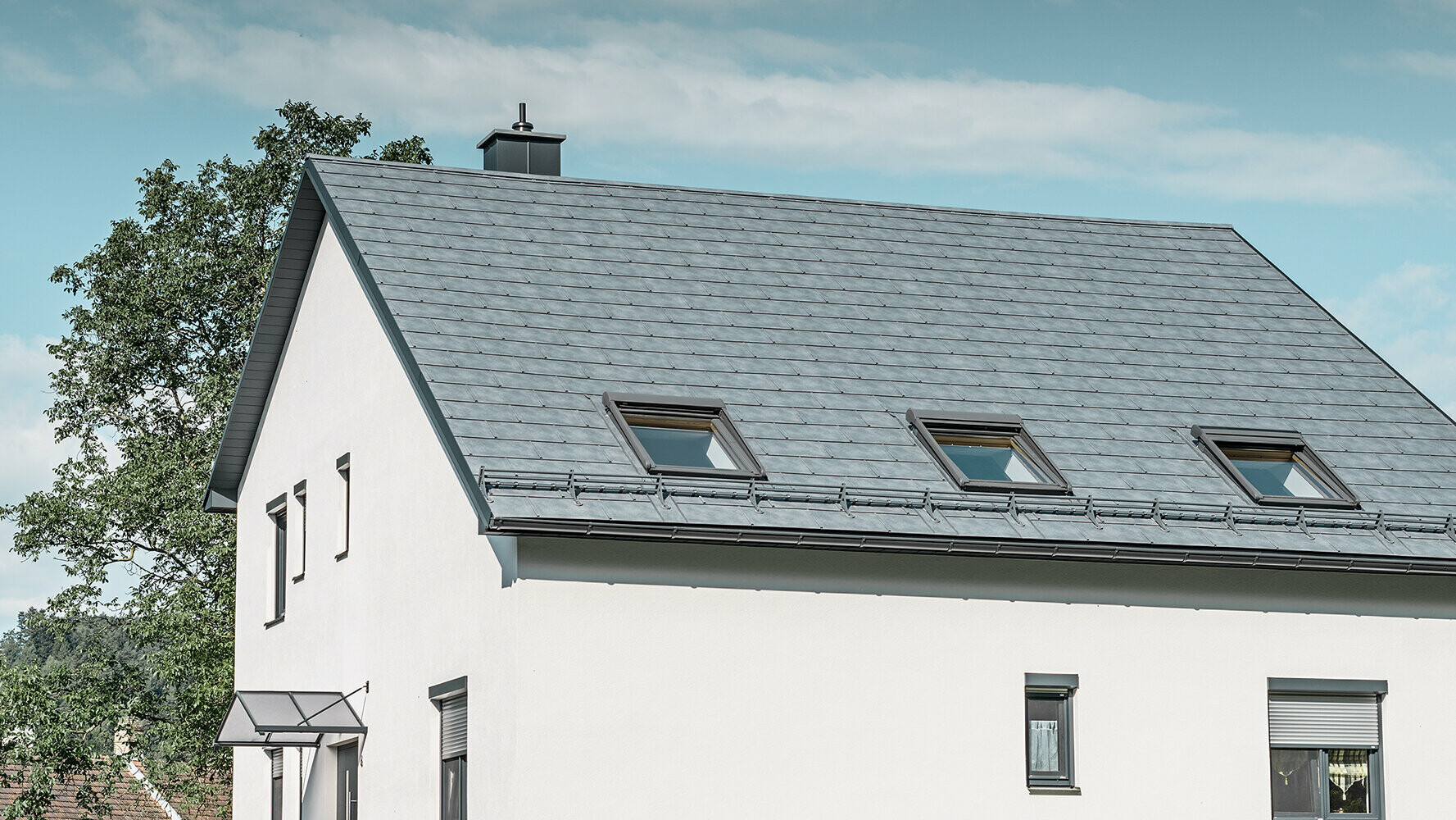 Klassisches Einfamilienhaus mit PREFA Dachplatte R.16 in Steingrau