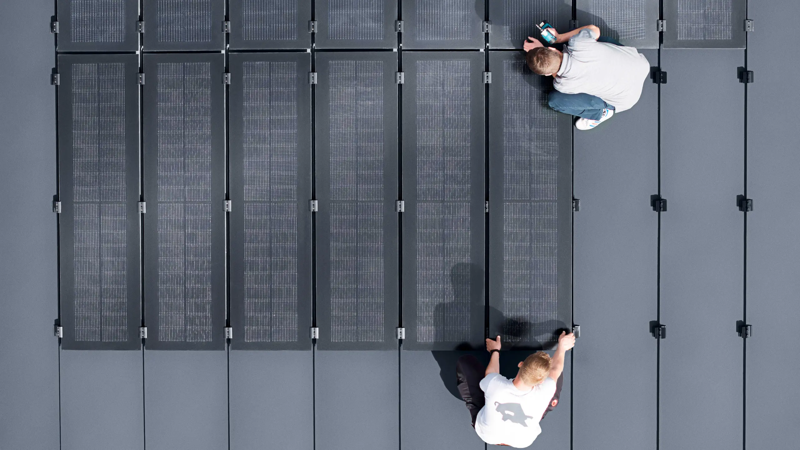 Luftaufnahme der PREFALZ-Solarmodule, die auf dem PREFALZ-Dach installiert werden.