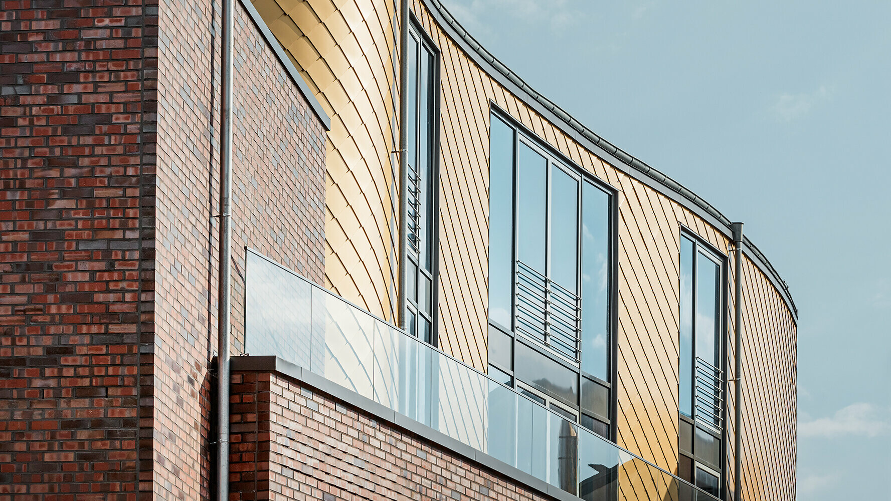 Das Schuhhaus Schüttfort eingedeckt mit PREFA Wandrauten in der Sonderfarbe Gold