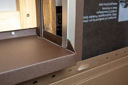 Nahaufnahme der vorbereiteten Unterkonstruktion für die PREFA Fensterlaibung.