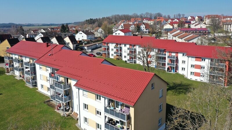 Die Wohnhausanlage in Ellwangen ist gedeckt mit PREFA Dachplatte in P.10 Oxydrot