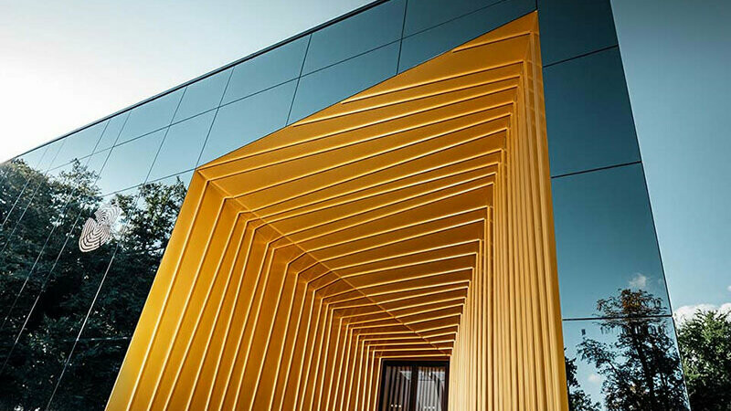 Château Rúbaň wagt die Sanierung mit Aluminium in gold und spiegelnden Fassadenflächen als modernen Zubau