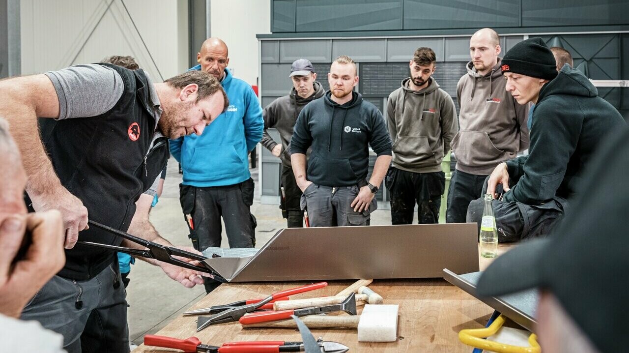 Ein fachkundiger Lehrverleger zeigt Ihnen in unseren PREFA Schulungen, worauf Sie achten müssen.
