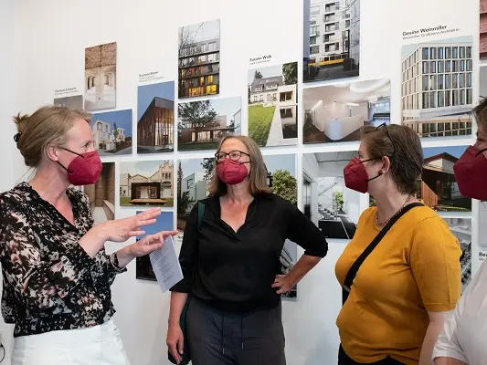 „Es war wirklich großartig. So viel Expertise in einem Raum war wirklich beeindruckend. Das würde manch einen Mann zum Nachdenken anregen!“, erzählt Cindy Kaufmann, Projektplanerin bei PREFA. „Die Veranstaltung ließ auf mondäne und trotzdem legere Weise viel Platz für einen angeregten Austausch von Ansichten, Gedanken und Ideen. Der Austausch fiel gerade bei der Finnisage leicht und man wurde geradezu von alleine angesprochen, da wir uns bei der ersten Veranstaltung ja bereits alle gesehen hatten.“  Die Veranstaltung war ein voller Erfolg für die Architektencommunity. Doch ab jetzt beginnt sich das Rad erst zu drehen. Es werden weitere Veranstaltungen folgen, die darauf abzielen die Arbeit der Frauen in der Architektur zu stärken und herauszustellen.  Die PREFA GmbH freut sich darauf ein Teil eines neuen und starken Netzwerkes zu sein, dass das Female Empowerement in der Architektur weiter unterstützt.
