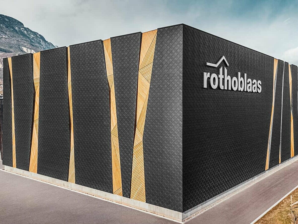 Das Industriegebäude Rothoblaas mit der PREFA Wandraute 44 x 44 in P.10 schwarz.