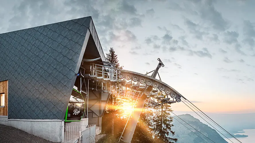Robuste PREFA Dachrauten in P.10 Steingrau bekleiden die Fassade der Kräbel-Rigi Luftseilbahn in Scheidegg, Schweiz