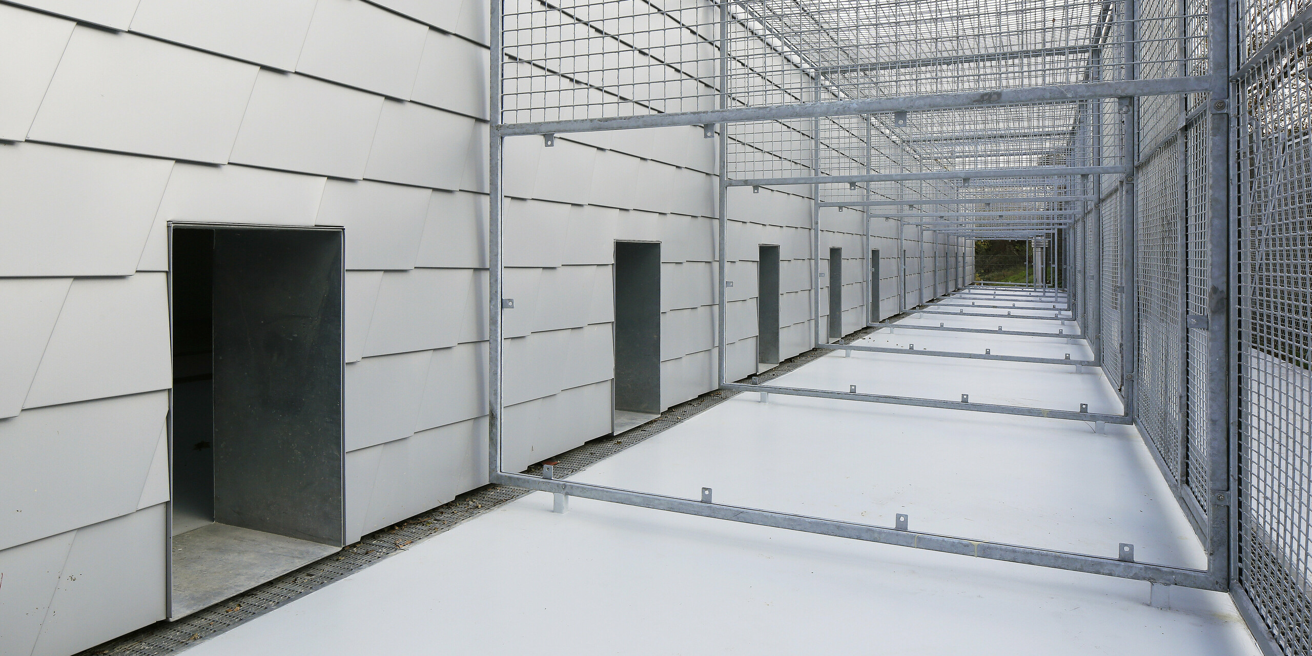 Nahaufnahme der Tierhaltungsanlage in Mullhouse umhüllt von PREFA Dach- und Wandschindeln in Silbermetallic