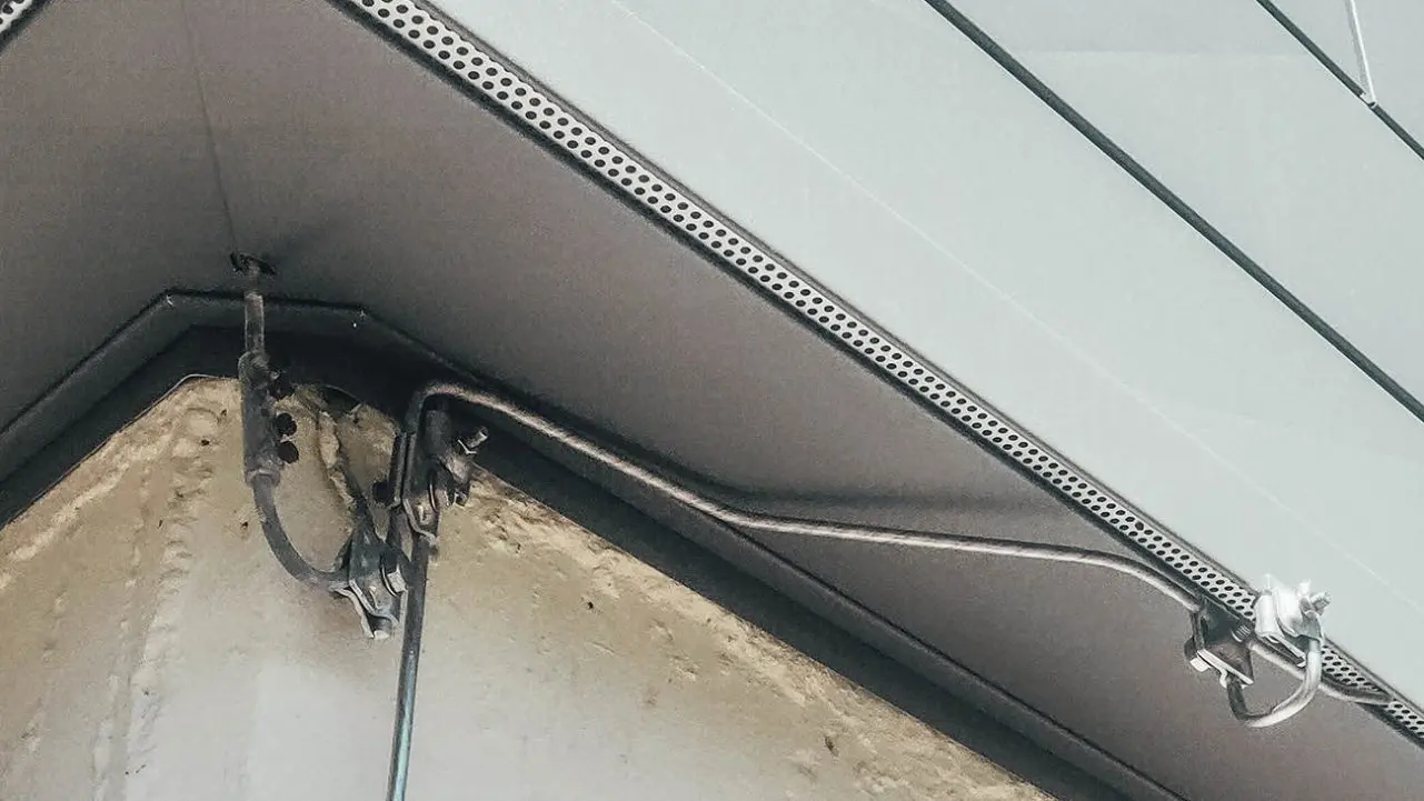 Im Bild sind die Blitzableiter der Fassade zu sehen.