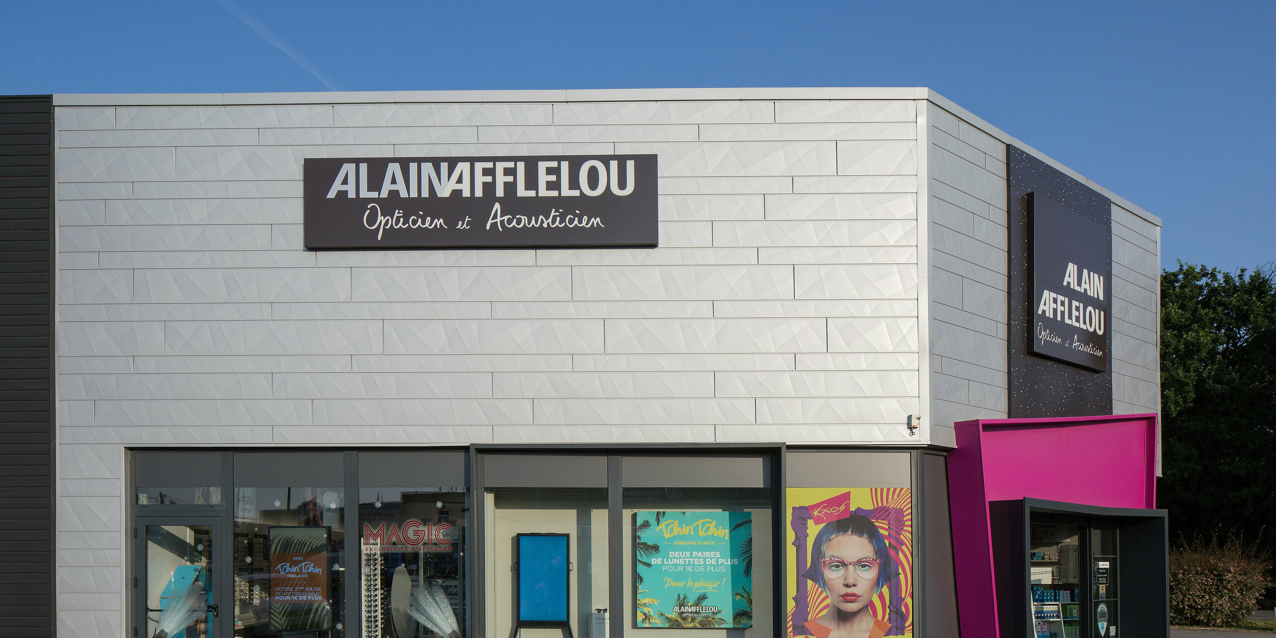 Seitlicher Blick auf den Optik- und Akustik-Shop AFFLELOU in Auray mit einer silbernen Gebäudehülle aus Aluminium