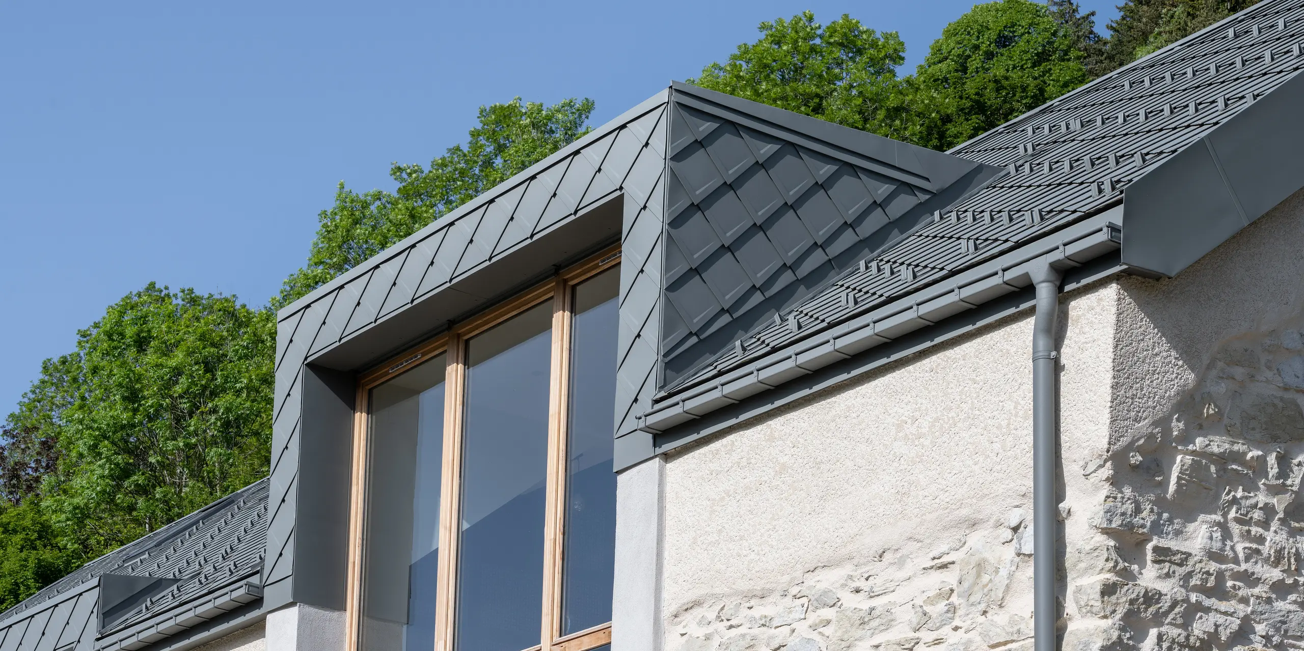 PREFA Dachraute 29x29 in P.10 Hellgrau auf einem Ferienhaus in Engins nahe Grenoble