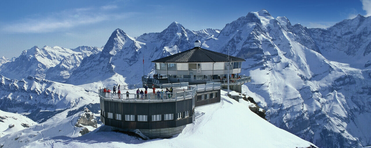 Eine Berghütte in Schilthorn gedeckt mit der PREFA Dachplatte in P.10 Anthrazit in schneereicher Umgebung.
