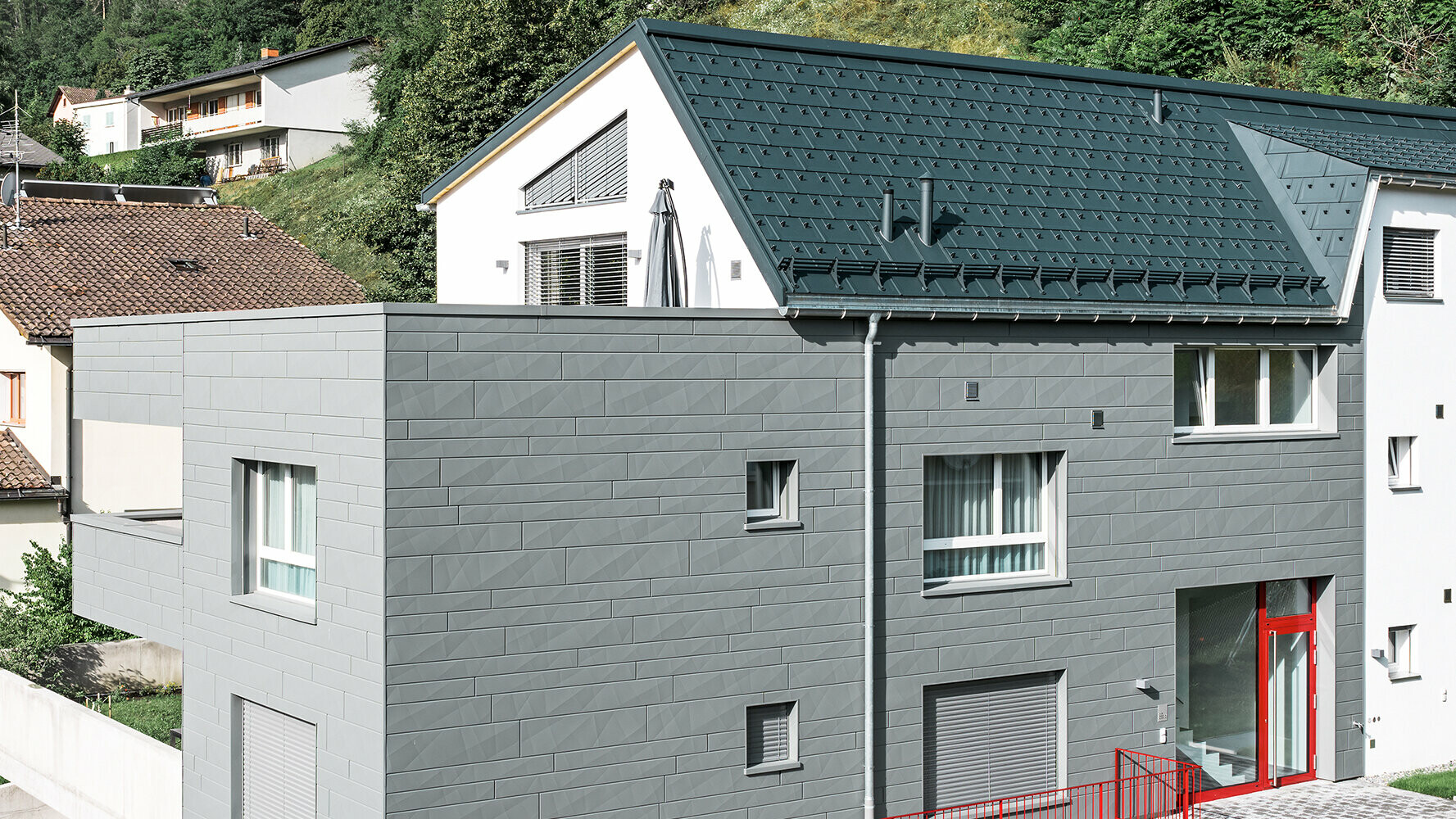 Moderenes Wohnhaus mit PREFA Dach und Fassade in zwei verschiedenen Grautönen