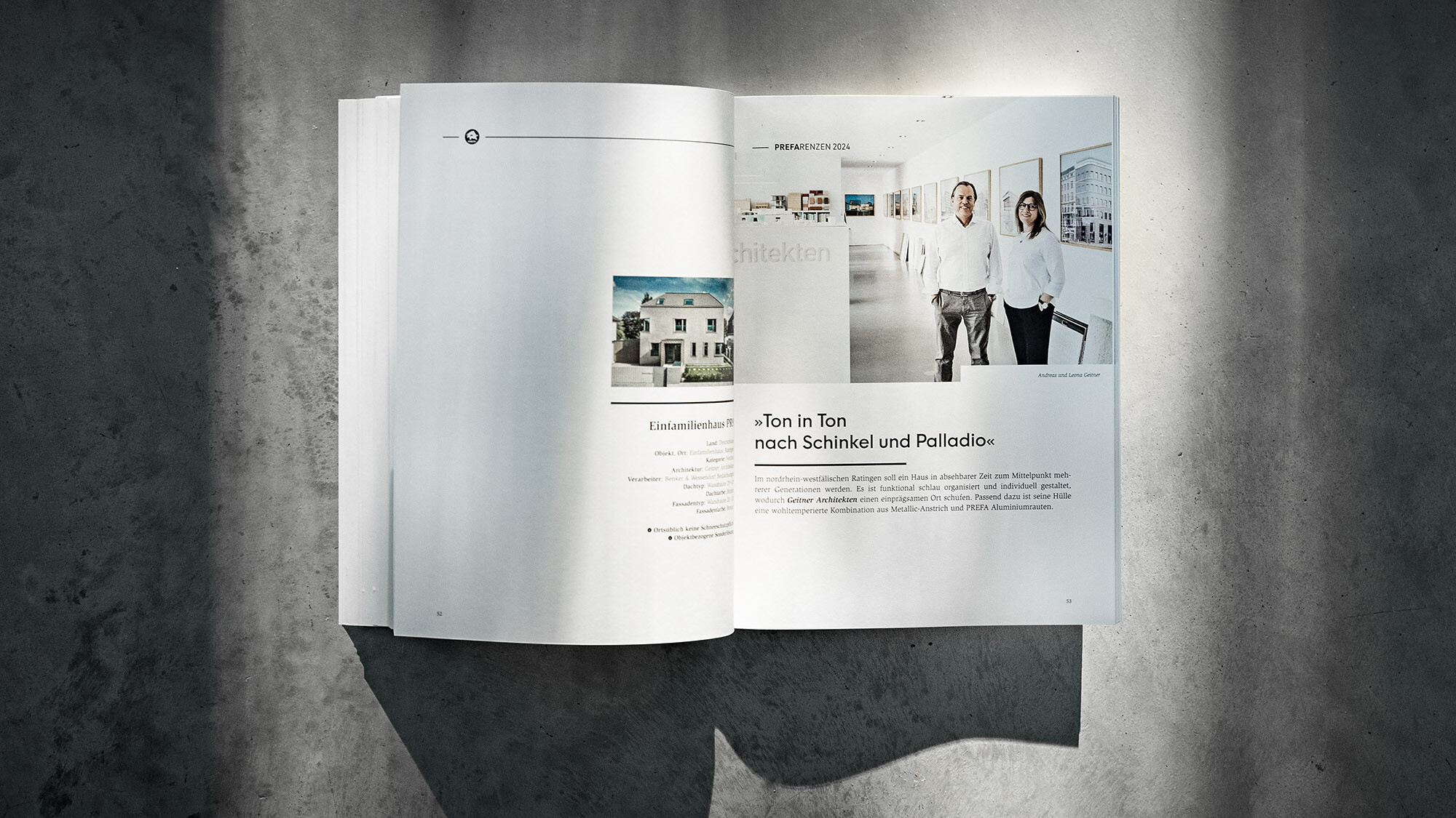 Das geöffnete PREFARENZEN Buch 2024 mit einem Beitrag über das Einfamilienhaus PR9 von Geitner Architekten vor einem grauen Hintergrund.