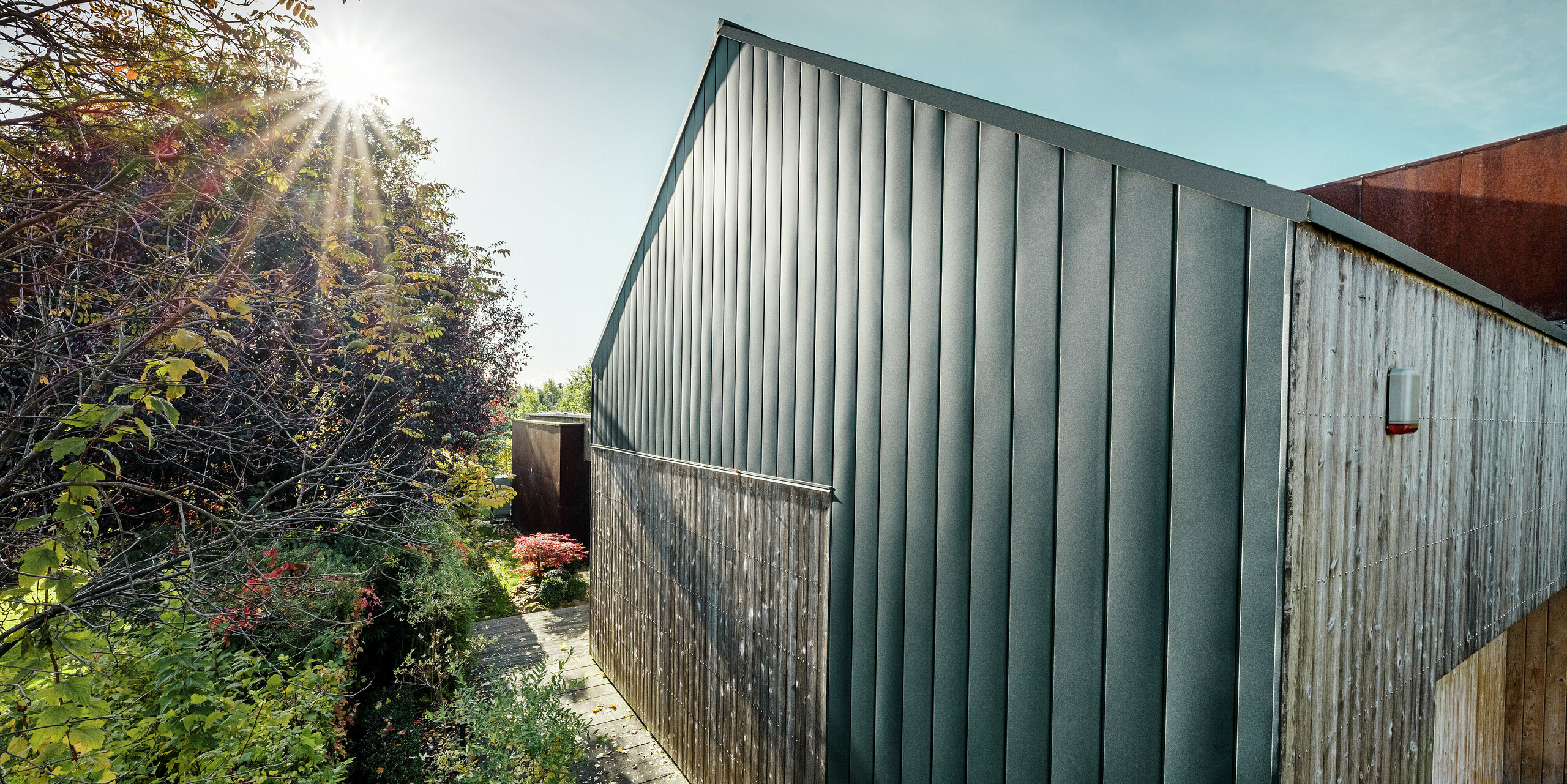 Architektonisch anspruchsvolles Wohnhaus mit einer harmonischen Kombination von Aluminium und Holz an der Fassade. Die robusten PREFALZ Elemente in Anthrazit harmonieren perfekt mit dem kanadischen Zedernholz.