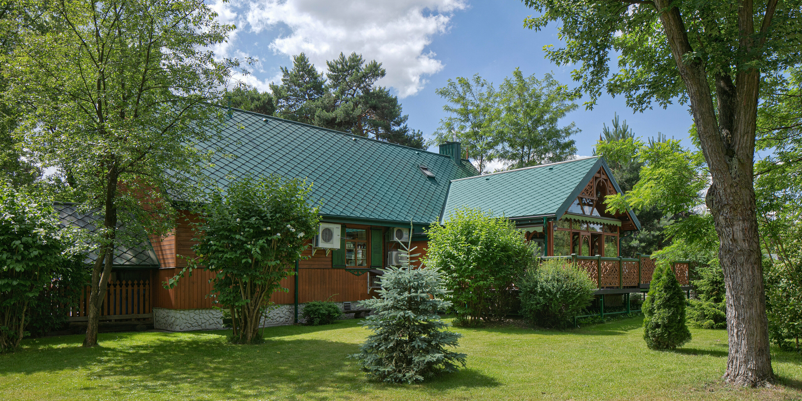 Cukiernia Sosenka mit PREFA Dachraute 44 × 44 sowie Ablaufrohr und Hängerinne in Moosgrün