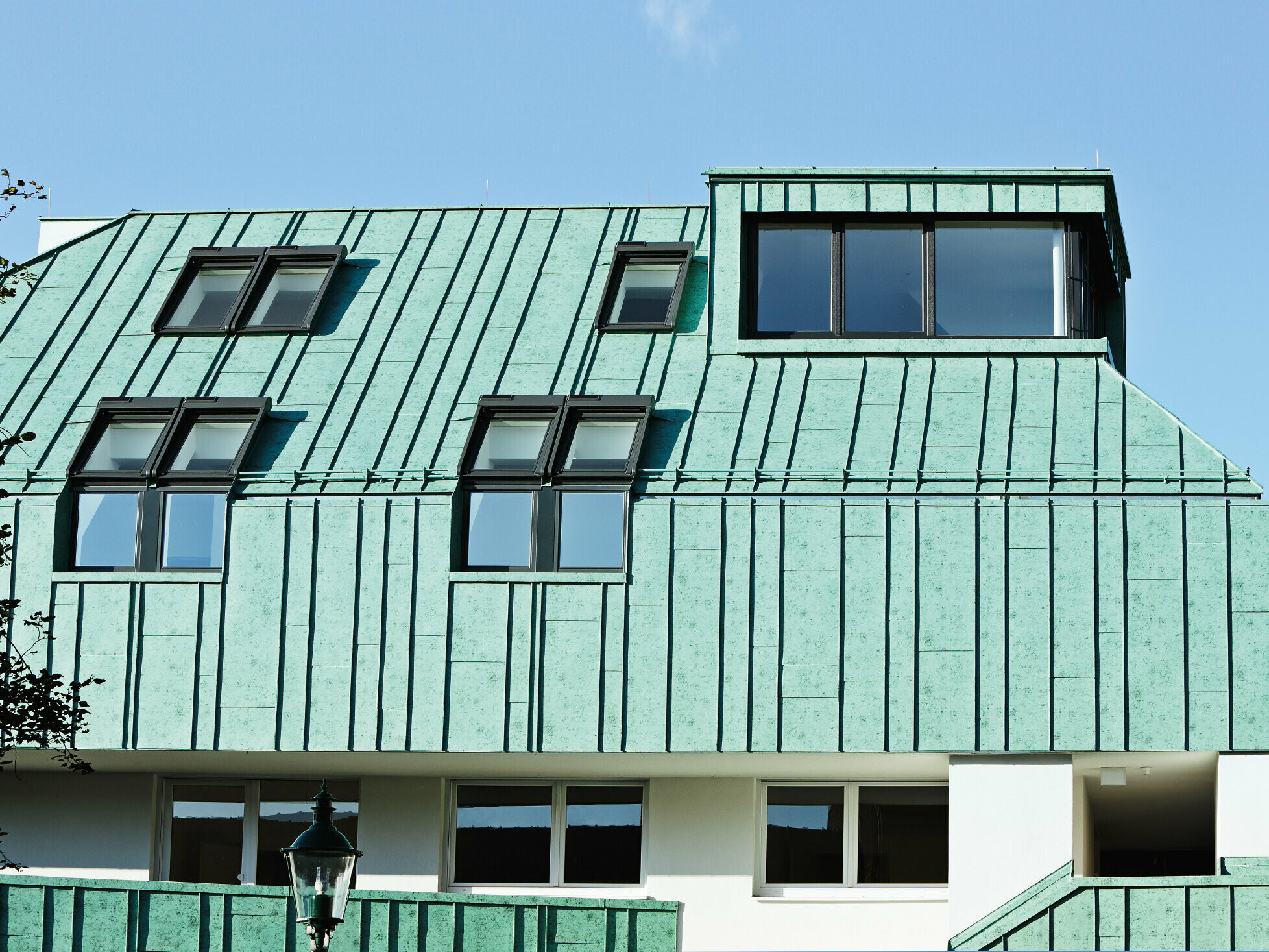 Dach- und Fassadengestaltung mit PREFALZ in Patina grün von PREFA in unterschiedlichen Scharenbreiten