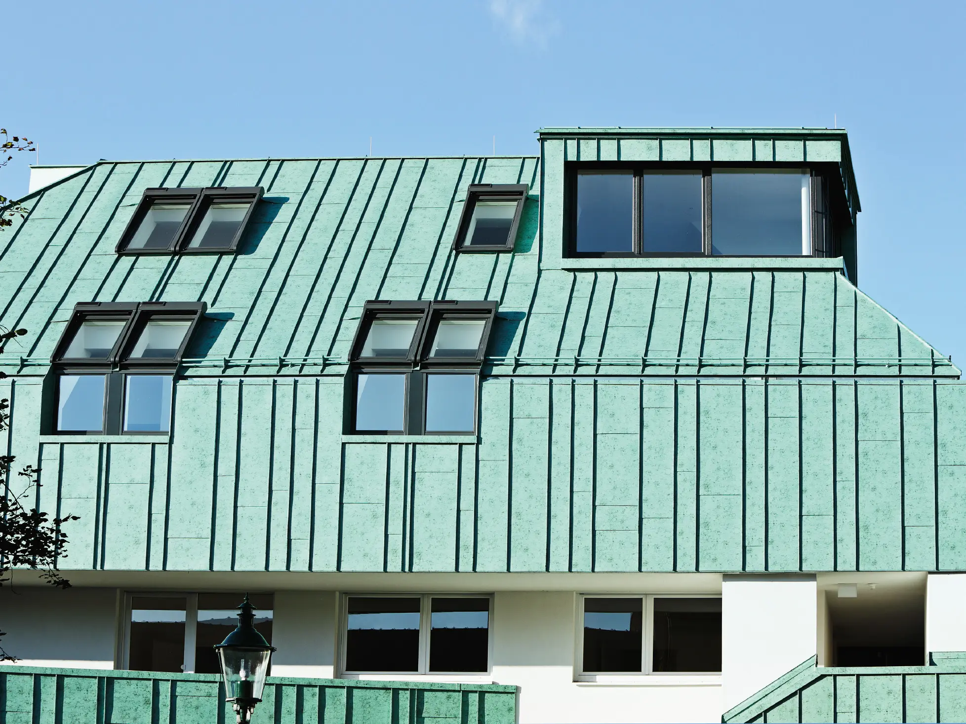 Dach- und Fassadengestaltung mit PREFALZ in Patina grün von PREFA in unterschiedlichen Scharenbreiten