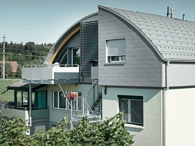 Zweifamilienhaus in Niederönz, Schweiz:  Tonnendach mit PREFA Dachplatte