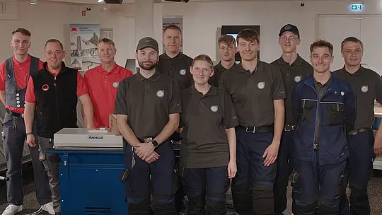 Die acht Teilnehmer der Deutschen Meisterschaft im Klempnerhandwerk 2025 zusammen mit der diesjährigen Jury.