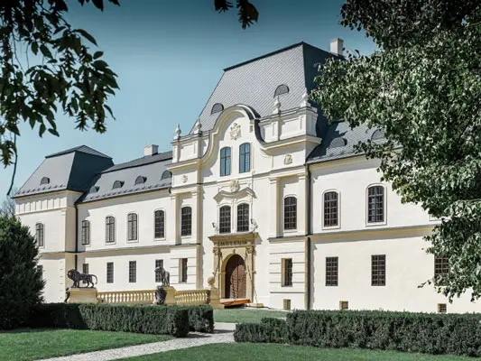 Schloss Humenne mit Dacheindeckung aus PREFA Dachrauten 29 × 29 in Anthrazit