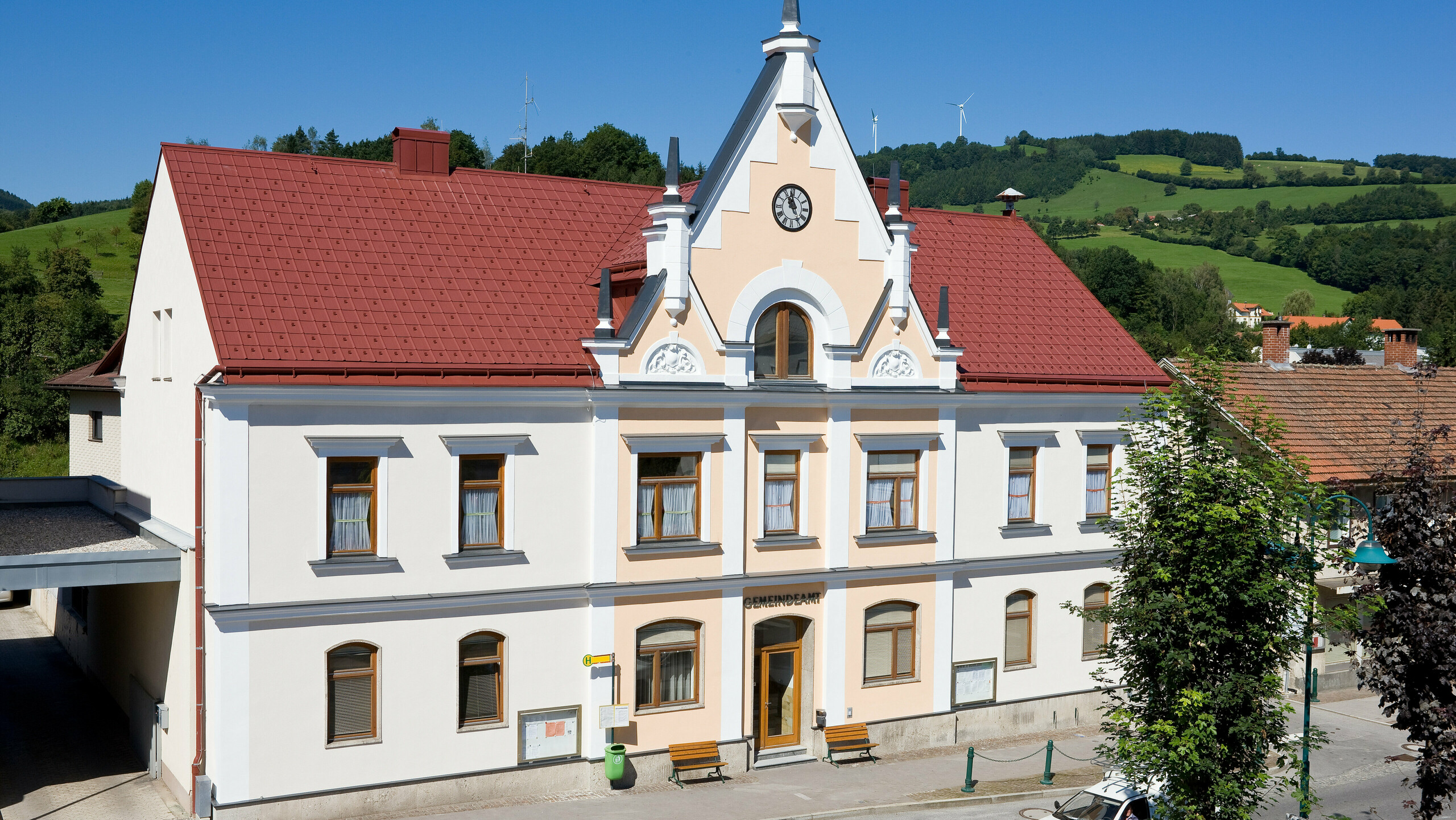 Gemeindeamt von Traisen eingedeckt mit der PREFA Dachplatte und der PREFA Saumrinne (Aufdachrinne)