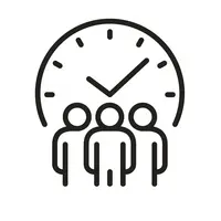 Drei Personen stehen vor einer großen Uhr. Die Uhr zeigt 10:08 Uhr. 