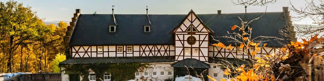 Burg Maienluft in Deutschland nach der Dachsanierung mit anthrazitfarbenen Dachrauten von PREFA