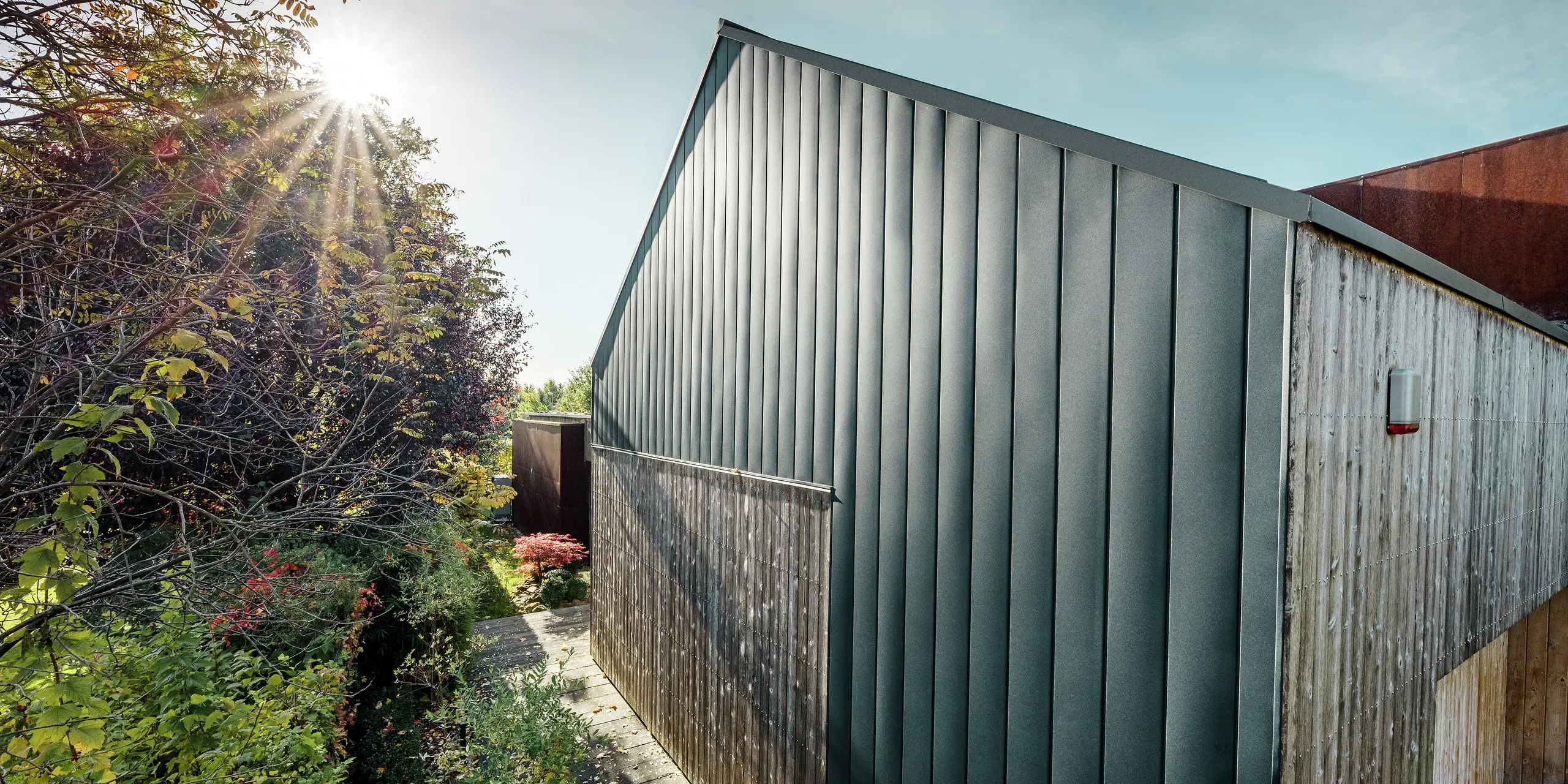 Architektonisch anspruchsvolles Wohnhaus mit einer harmonischen Kombination von Aluminium und Holz an der Fassade. Die robusten PREFALZ Elemente in Anthrazit harmonieren perfekt mit dem kanadischen Zedernholz.