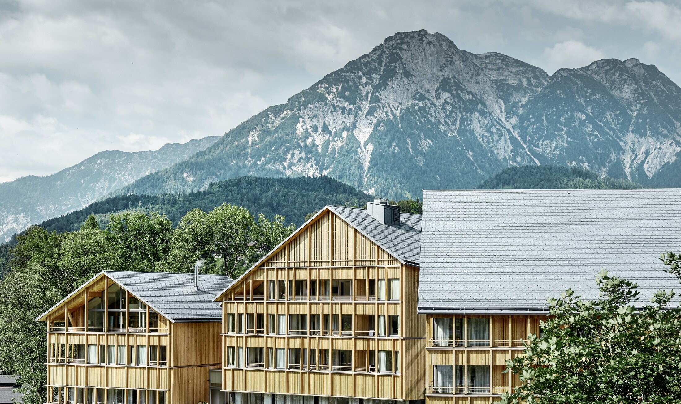 Hotel Vivamayr in Altaussee mit Holzfassade und PREFA Dachschindel Dach